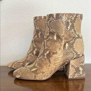 Sam Edelman Daruby Snakeskin Patterned Ankle Boots chunky block heel 9